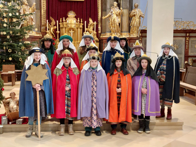 Sternsingergruppe in der Kirche