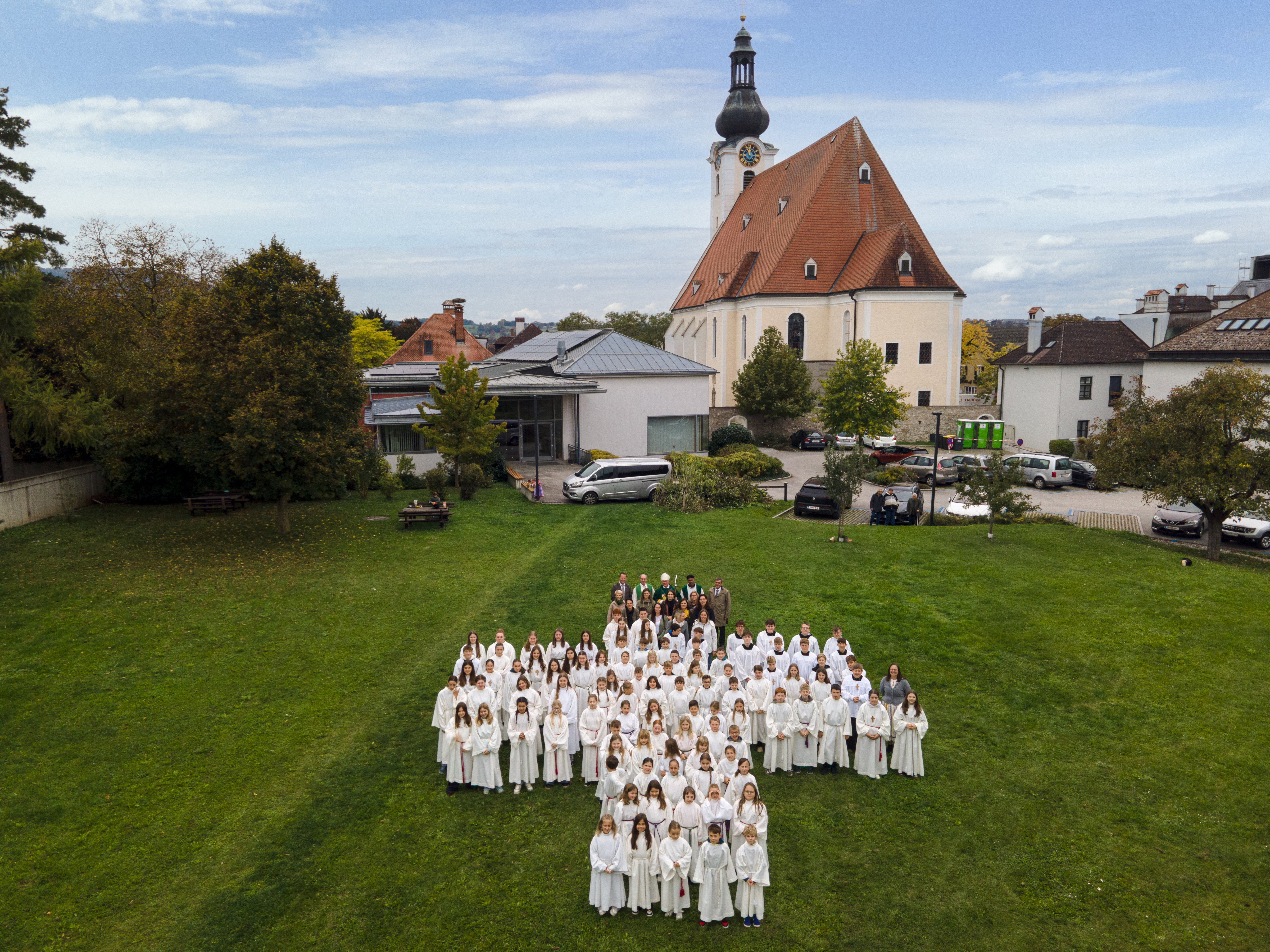 100 Ministranten bilden ein Kreuz