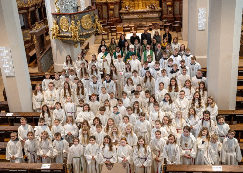 Gruppe von Ministranten vor dem Altar